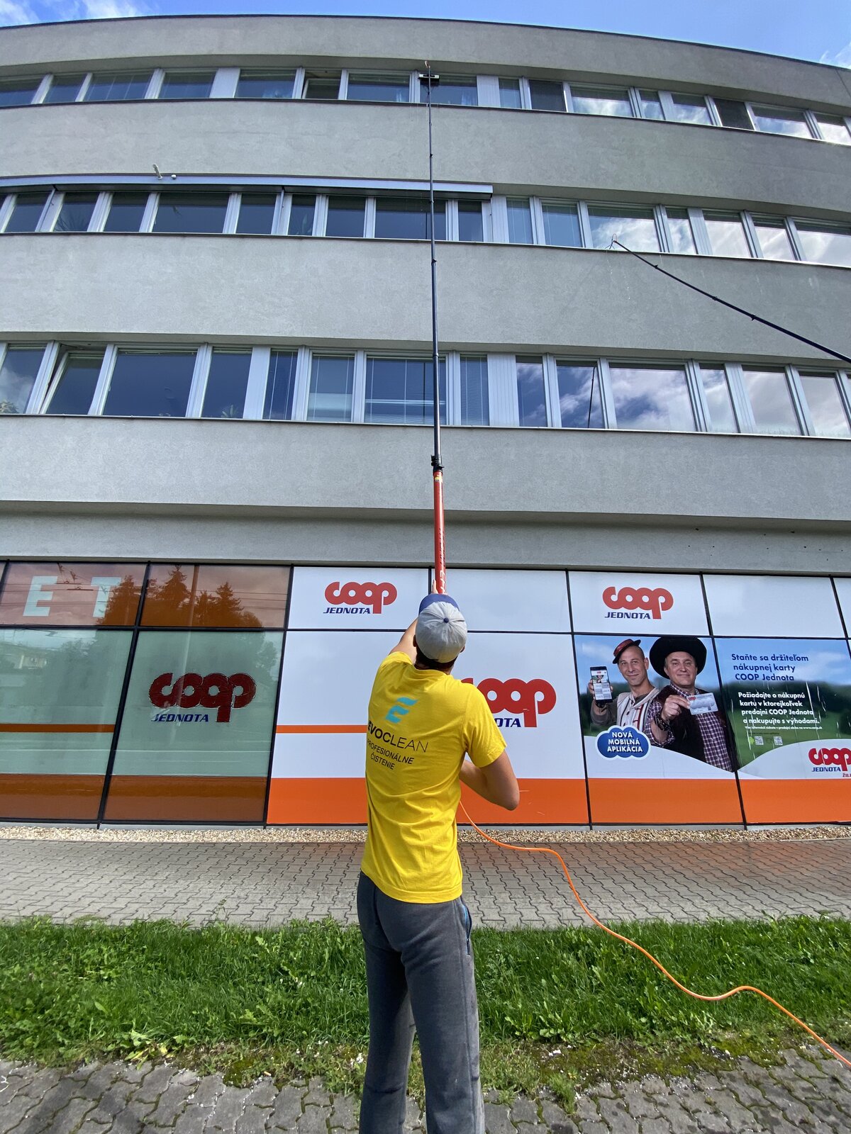 Umývanie fasády predajne COOP Jednota