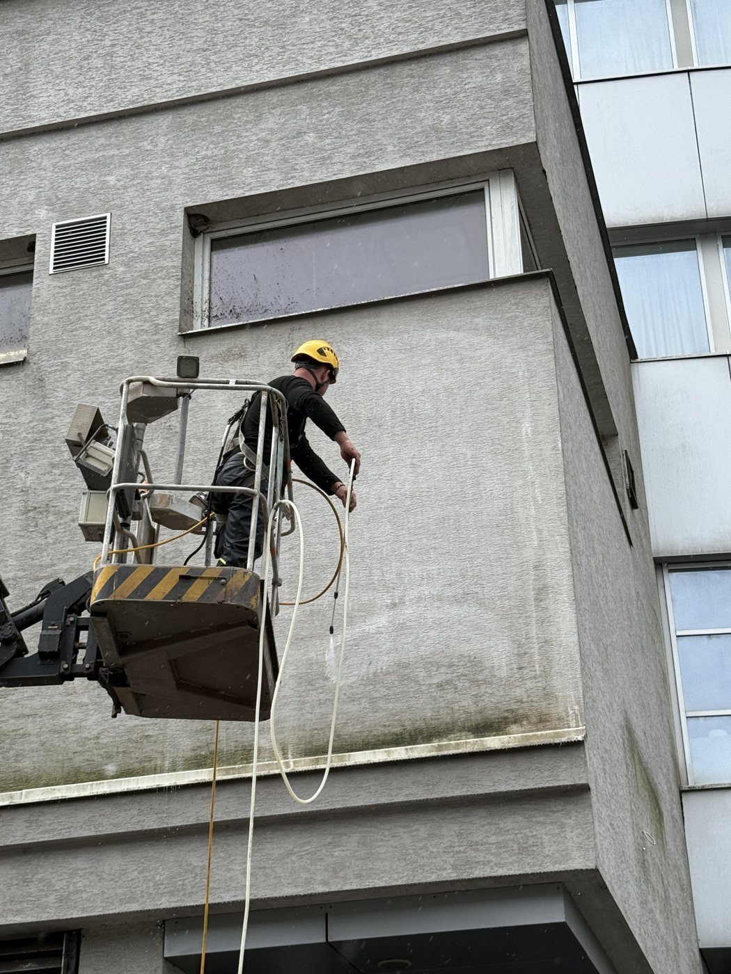 Zostup po lane pri čistení fasády
